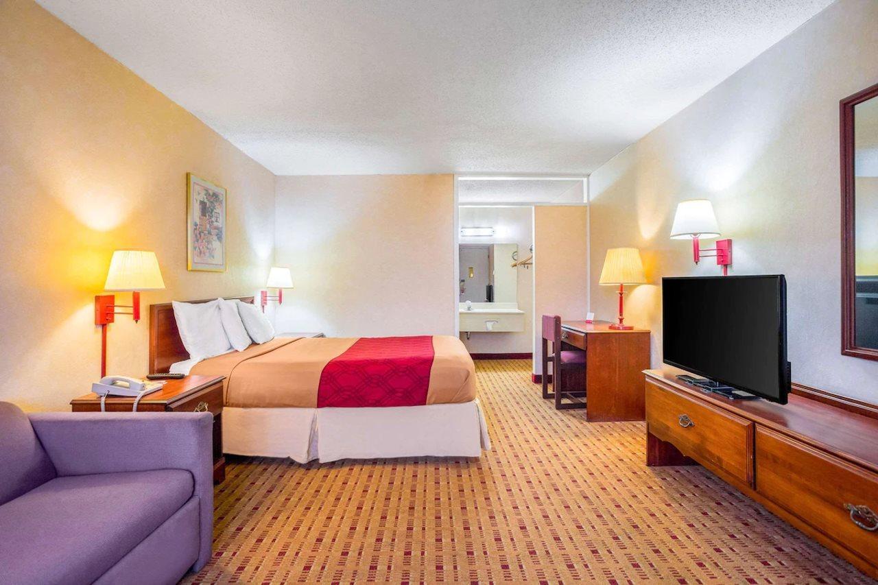 Econo Lodge Кейв-Сіті Екстер'єр фото